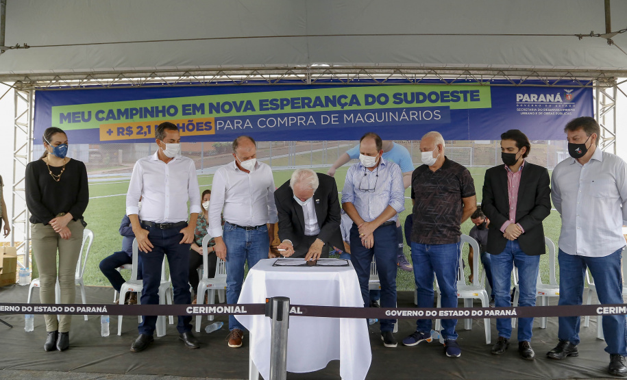 Lazer, geração de emprego e manutenção da limpeza e infraestrutura urbana. As ações fazem parte do pacote de anúncios confirmado nesta quinta-feira (07) pelo governador em exercício Darci Piana em visita à Nova Esperança do Sudoeste. - Nova esperança do Sudoeste, 07/10/2021  -  Foto: Gilson Abreu/AEN