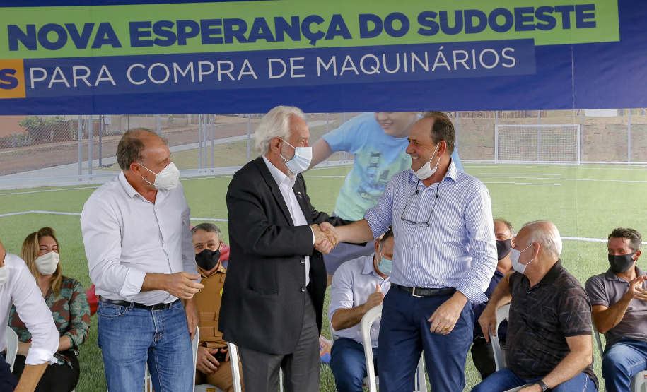 Lazer, geração de emprego e manutenção da limpeza e infraestrutura urbana. As ações fazem parte do pacote de anúncios confirmado nesta quinta-feira (07) pelo governador em exercício Darci Piana em visita à Nova Esperança do Sudoeste. - Nova esperança do Sudoeste, 07/10/2021  -  Foto: Gilson Abreu/AEN