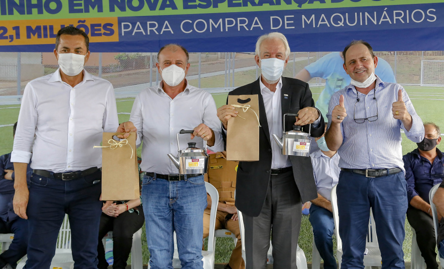 Lazer, geração de emprego e manutenção da limpeza e infraestrutura urbana. As ações fazem parte do pacote de anúncios confirmado nesta quinta-feira (07) pelo governador em exercício Darci Piana em visita à Nova Esperança do Sudoeste. - Nova esperança do Sudoeste, 07/10/2021  -  Foto: Gilson Abreu/AEN