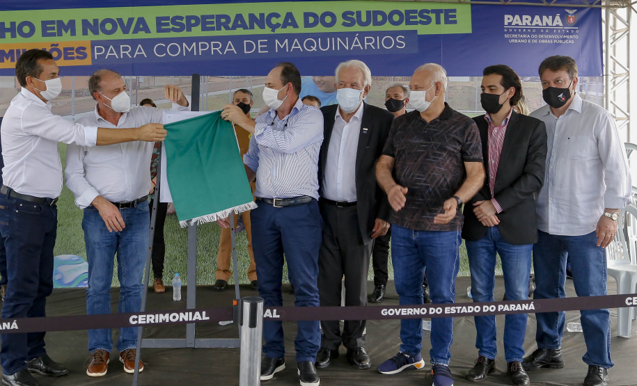Lazer, geração de emprego e manutenção da limpeza e infraestrutura urbana. As ações fazem parte do pacote de anúncios confirmado nesta quinta-feira (07) pelo governador em exercício Darci Piana em visita à Nova Esperança do Sudoeste. - Nova esperança do Sudoeste, 07/10/2021  -  Foto: Gilson Abreu/AEN