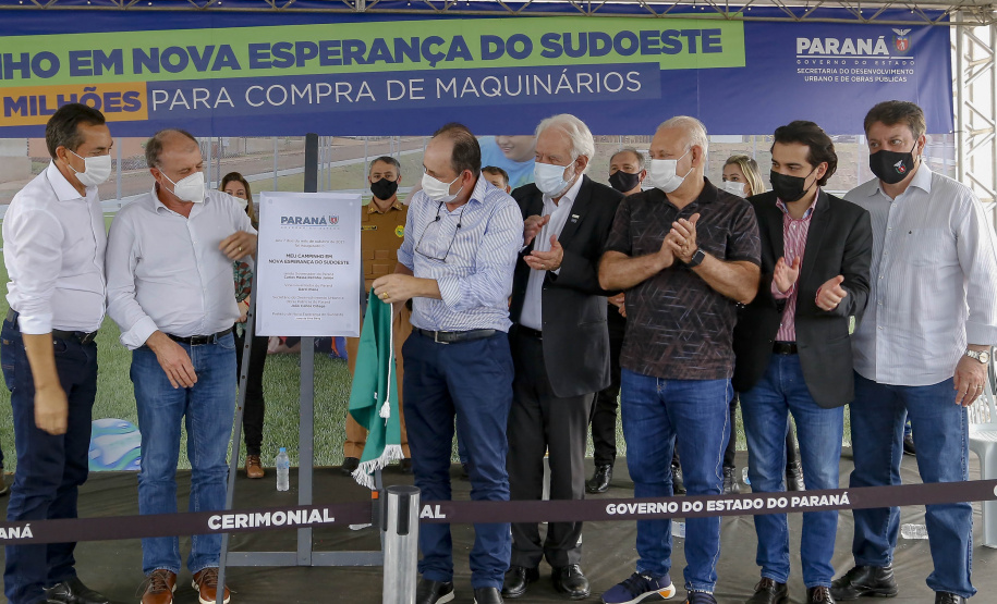 Lazer, geração de emprego e manutenção da limpeza e infraestrutura urbana. As ações fazem parte do pacote de anúncios confirmado nesta quinta-feira (07) pelo governador em exercício Darci Piana em visita à Nova Esperança do Sudoeste. - Nova esperança do Sudoeste, 07/10/2021  -  Foto: Gilson Abreu/AEN