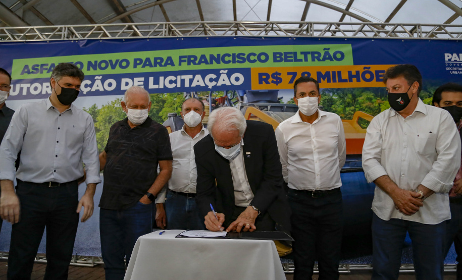 O governador em exercício Darci Piana anunciou nesta quinta-feira (07) novos investimentos para Francisco Beltrão, no Sudoeste do Paraná. As ações do Governo do Estado contemplam equipamentos para a saúde, a pavimentação de 51 vias urbanas e o lançamento do edital de licitação para a construção de uma Delegacia Cidadã na cidade. -  Francisco Beltrão, 07/10/2021  -  Foto: Gilson Abreu/AEN