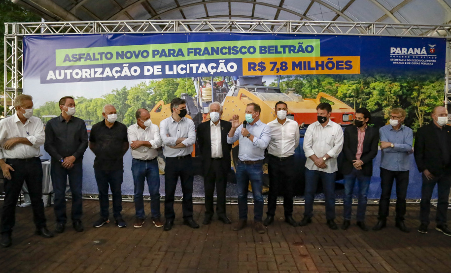 O governador em exercício Darci Piana anunciou nesta quinta-feira (07) novos investimentos para Francisco Beltrão, no Sudoeste do Paraná. As ações do Governo do Estado contemplam equipamentos para a saúde, a pavimentação de 51 vias urbanas e o lançamento do edital de licitação para a construção de uma Delegacia Cidadã na cidade. -  Francisco Beltrão, 07/10/2021  -  Foto: Gilson Abreu/AEN