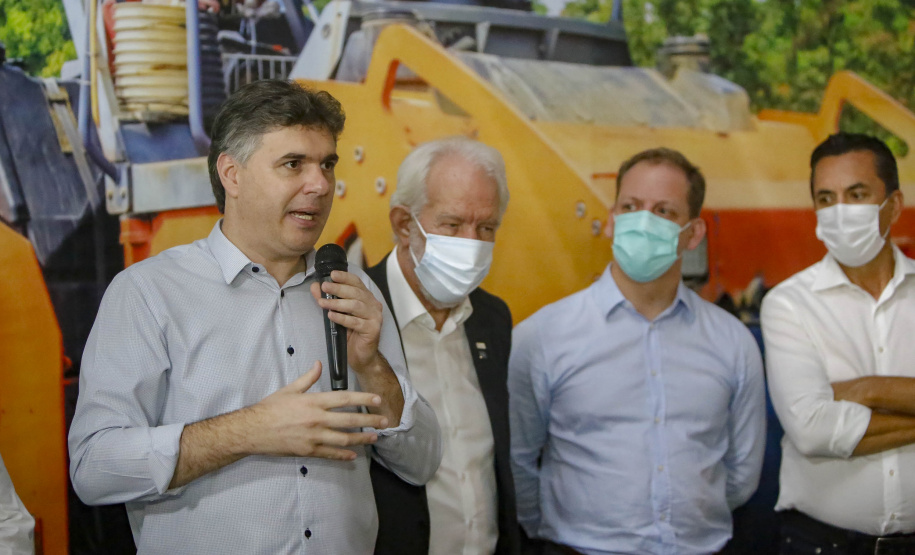 O governador em exercício Darci Piana anunciou nesta quinta-feira (07) novos investimentos para Francisco Beltrão, no Sudoeste do Paraná. As ações do Governo do Estado contemplam equipamentos para a saúde, a pavimentação de 51 vias urbanas e o lançamento do edital de licitação para a construção de uma Delegacia Cidadã na cidade. Na foto, o prefeito do município, Cleber Fontana  -  Francisco Beltrão, 07/10/2021  -  Foto: Gilson Abreu/AEN