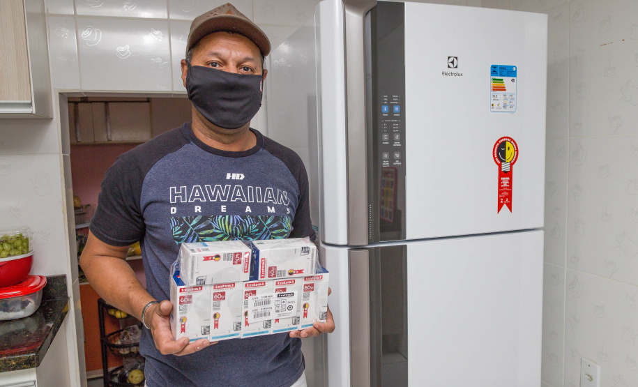 Copel oferta bônus para troca de 25 mil kits de lâmpadas - Consumidor participante da primeira etapa do projeto. - Curitiba, 08/10/2021 - Foto: Valdenir Daniel Cavalheiro/Copel