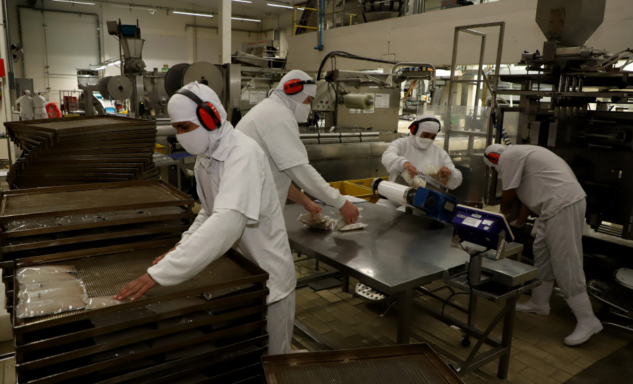 A indústria paranaense cresceu 1,5% em agosto, na evolução frente a julho, segundo o Instituto Brasileiro de Geografia e Estatística (IBGE). Apenas sete dos 15 locais analisados na Pesquisa Industrial Mensal (PIM-PF Regional) apontaram crescimento (além do Paraná, evoluíram os parques fabris de Amazonas, Paraná, Bahia, Rio de Janeiro, São Paulo e Santa Catarina), enquanto a média nacional recuou 0,7%.