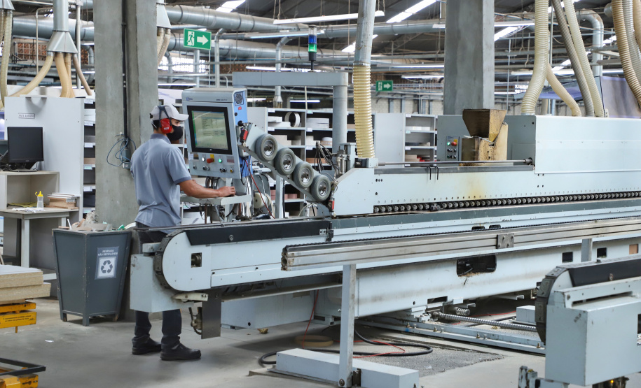 A indústria paranaense cresceu 1,5% em agosto, na evolução frente a julho, segundo o Instituto Brasileiro de Geografia e Estatística (IBGE). Apenas sete dos 15 locais analisados na Pesquisa Industrial Mensal (PIM-PF Regional) apontaram crescimento (além do Paraná, evoluíram os parques fabris de Amazonas, Paraná, Bahia, Rio de Janeiro, São Paulo e Santa Catarina), enquanto a média nacional recuou 0,7%.