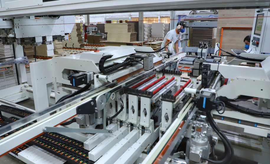 A indústria paranaense cresceu 1,5% em agosto, na evolução frente a julho, segundo o Instituto Brasileiro de Geografia e Estatística (IBGE). Apenas sete dos 15 locais analisados na Pesquisa Industrial Mensal (PIM-PF Regional) apontaram crescimento (além do Paraná, evoluíram os parques fabris de Amazonas, Paraná, Bahia, Rio de Janeiro, São Paulo e Santa Catarina), enquanto a média nacional recuou 0,7%.