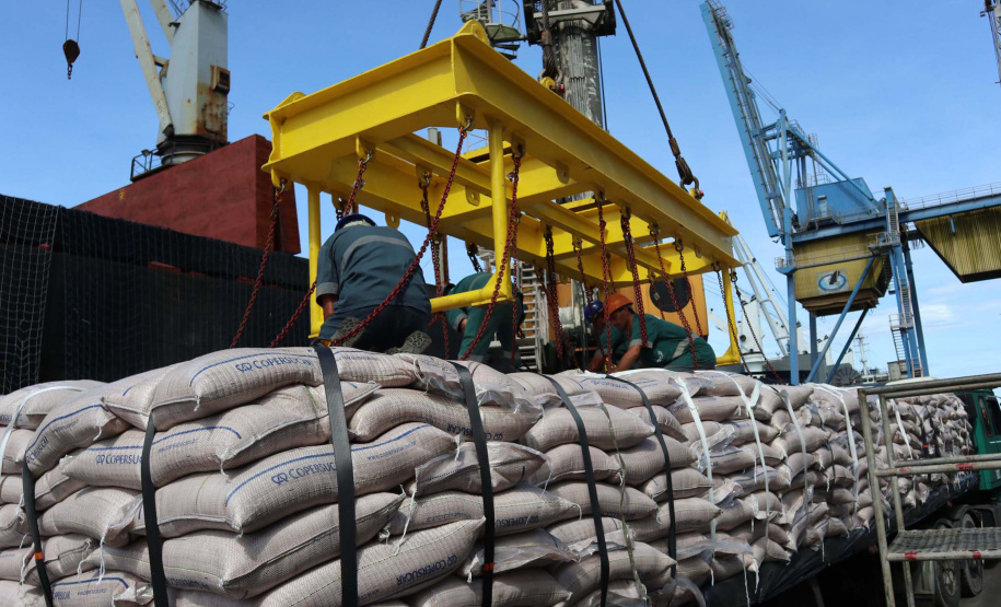 Portos do Paraná fecham setembro com um volume de 44,5 milhões de cargas movimentadas no ano.Foto: Claudio Neves/Portos do Paraná