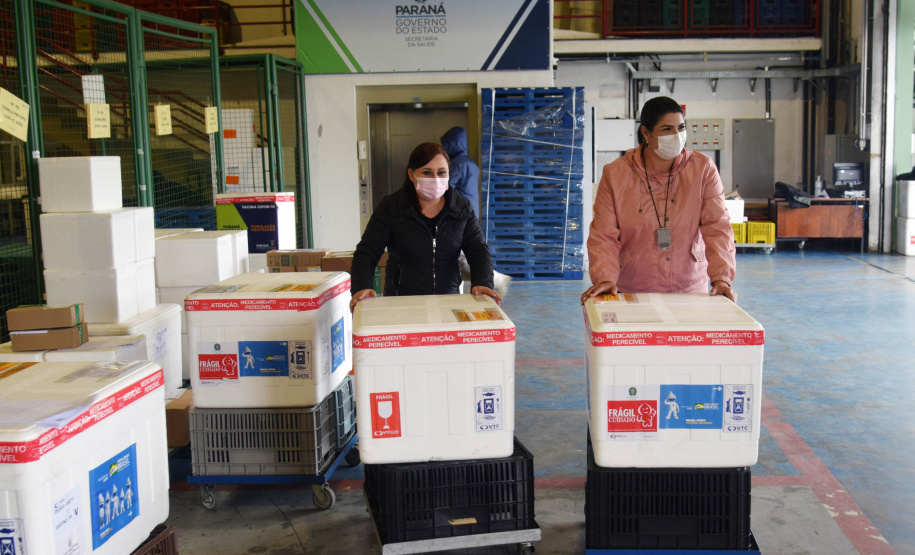 Com mais 124,2 mil vacinas, Saúde encerra a semana com um milhão de imunizantes contra a Covid-19 distribuídos aos municípios  -  Curitiba, 08/10/2021  -  Foto: Américo Antonio/SESA