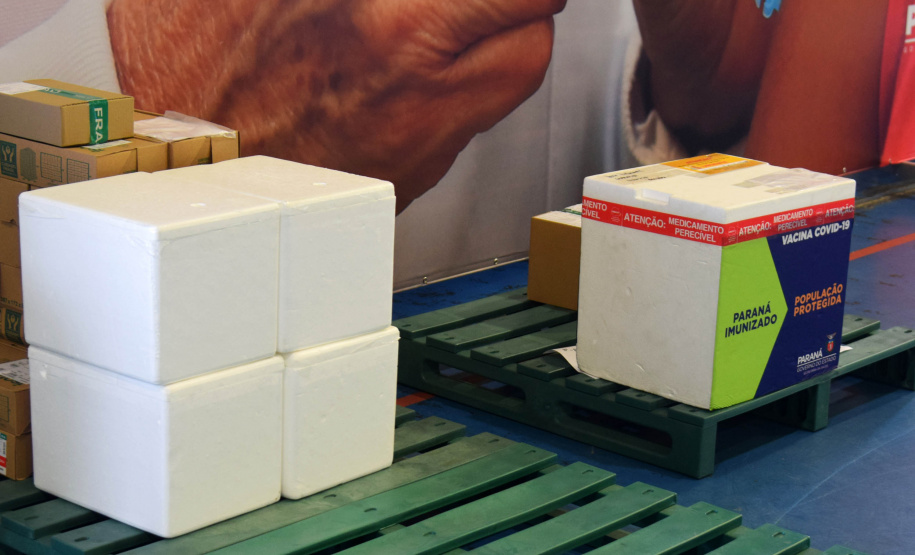 Com mais 124,2 mil vacinas, Saúde encerra a semana com um milhão de imunizantes contra a Covid-19 distribuídos aos municípios  -  Curitiba, 08/10/2021  -  Foto: Américo Antonio/SESA