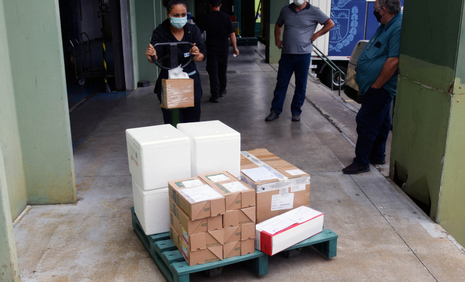 Com mais 124,2 mil vacinas, Saúde encerra a semana com um milhão de imunizantes contra a Covid-19 distribuídos aos municípios  -  Curitiba, 08/10/2021  -  Foto: Américo Antonio/SESA