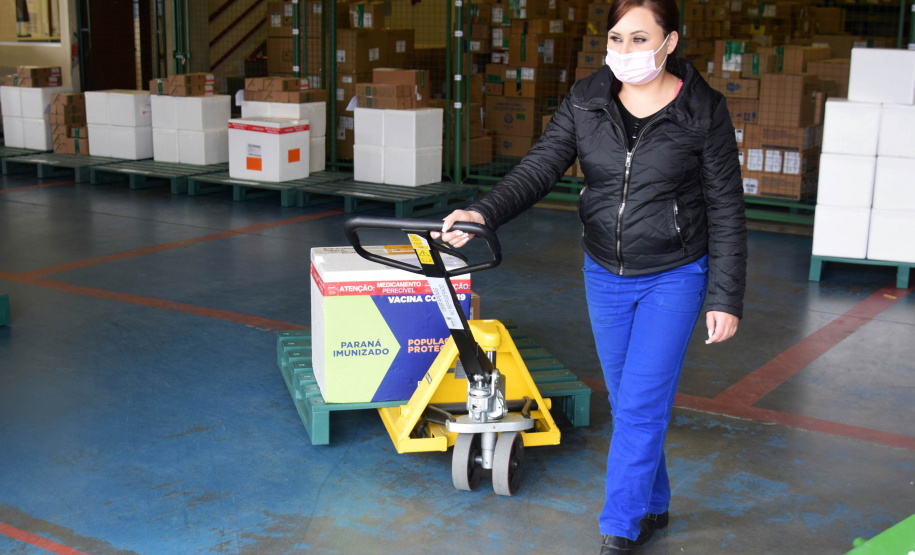 Com mais 124,2 mil vacinas, Saúde encerra a semana com um milhão de imunizantes contra a Covid-19 distribuídos aos municípios  -  Curitiba, 08/10/2021  -  Foto: Américo Antonio/SESA