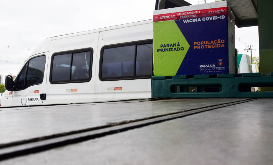 Com mais 124,2 mil vacinas, Saúde encerra a semana com um milhão de imunizantes contra a Covid-19 distribuídos aos municípios  -  Curitiba, 08/10/2021  -  Foto: Américo Antonio/SESA