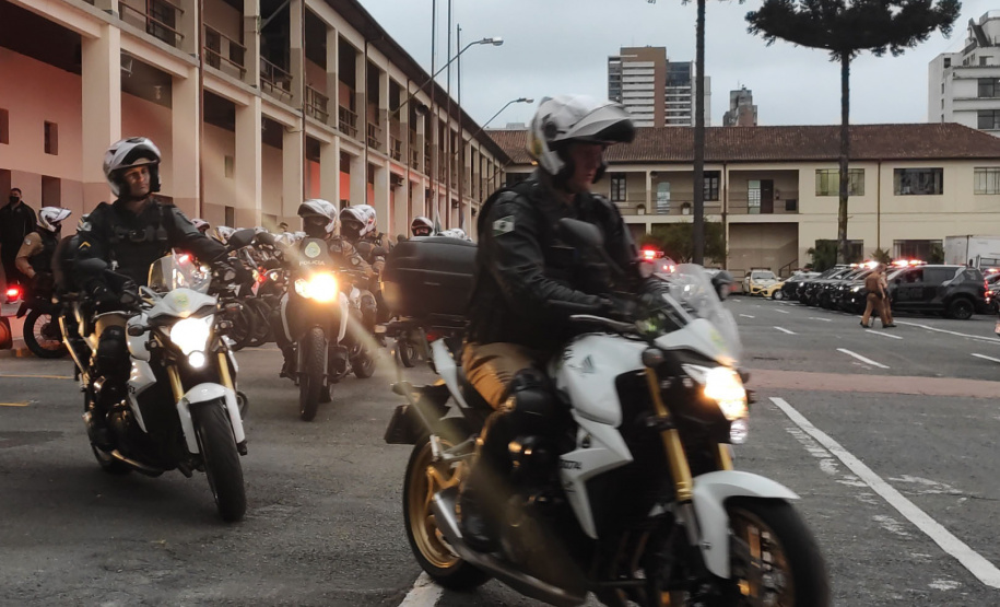 As unidades da Polícia Militar de todo o estado estão nesta sexta-feira (08/10) reforçando o policiamento ostensivo e preventivo nas áreas urbanas e rurais, eixos comerciais e residenciais. A atividade é da megaoperação Fecha Quartel do Comando-Geral da PM, coordenada pelo Subcomando-Geral, que conta com a aplicação de todo o efetivo administrativo dos Batalhões e Companhias Independentes. - Curitiba, 08/10/2021 - Foto: PMPR