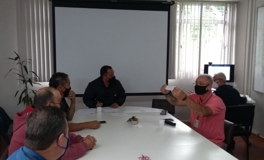 106 municípios registraram interesse em participar da doação de equipamentos e veículospesados realizada pelo Departamento de Estradas de Rodagem do Paraná (DER/PR) nestaquinta-feira (07). Ao todo foram 86 itens doados, como caminhões basculantes,motoniveladora, rolo compactador, escavadeira hidráulica, semirreboque, máquina de pinturae cavalo mecânico, entre outros, divididos em 31 lotes nas regionais do departamento. -  Curitiba, 08/10/2021  -  Foto: DER