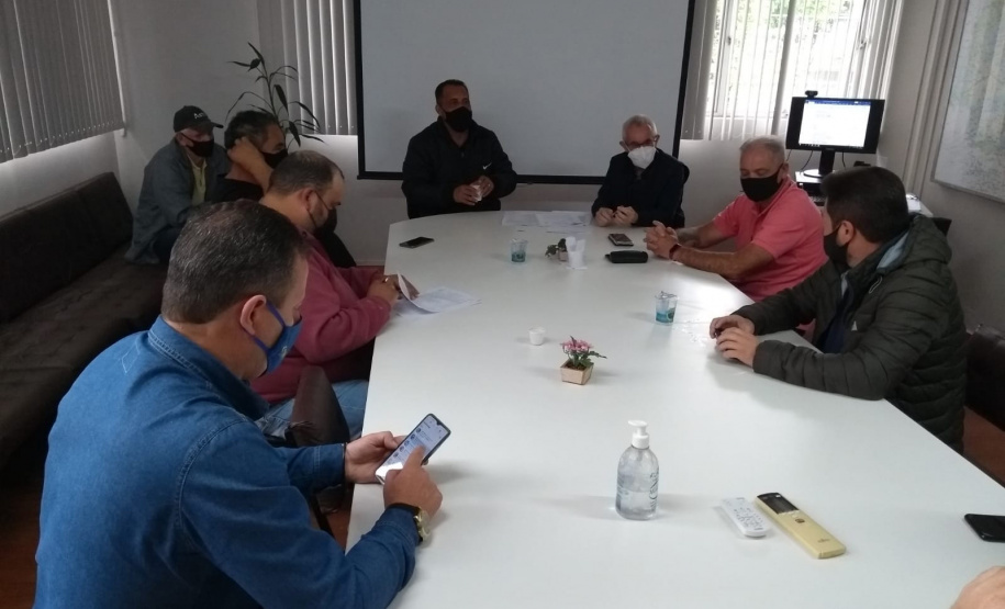 106 municípios registraram interesse em participar da doação de equipamentos e veículospesados realizada pelo Departamento de Estradas de Rodagem do Paraná (DER/PR) nestaquinta-feira (07). Ao todo foram 86 itens doados, como caminhões basculantes,motoniveladora, rolo compactador, escavadeira hidráulica, semirreboque, máquina de pinturae cavalo mecânico, entre outros, divididos em 31 lotes nas regionais do departamento. -  Curitiba, 08/10/2021  -  Foto: DER