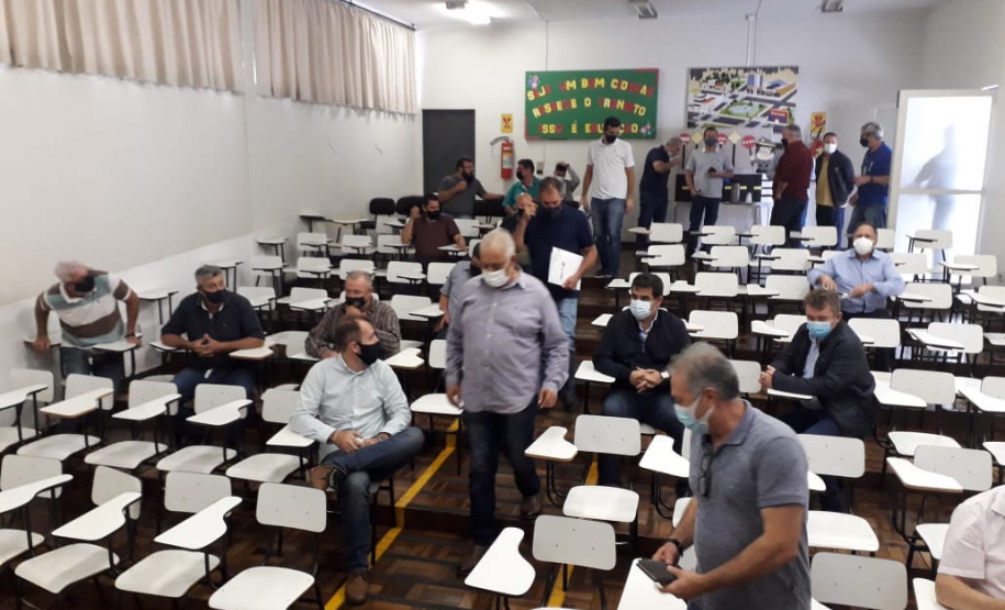 106 municípios registraram interesse em participar da doação de equipamentos e veículospesados realizada pelo Departamento de Estradas de Rodagem do Paraná (DER/PR) nestaquinta-feira (07). Ao todo foram 86 itens doados, como caminhões basculantes,motoniveladora, rolo compactador, escavadeira hidráulica, semirreboque, máquina de pinturae cavalo mecânico, entre outros, divididos em 31 lotes nas regionais do departamento. -  Curitiba, 08/10/2021  -  Foto: DER