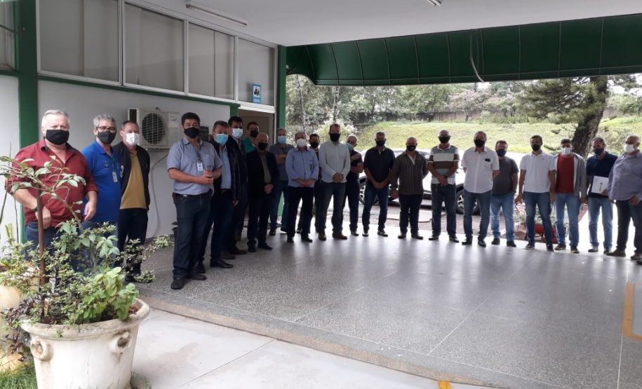 106 municípios registraram interesse em participar da doação de equipamentos e veículospesados realizada pelo Departamento de Estradas de Rodagem do Paraná (DER/PR) nestaquinta-feira (07). Ao todo foram 86 itens doados, como caminhões basculantes,motoniveladora, rolo compactador, escavadeira hidráulica, semirreboque, máquina de pinturae cavalo mecânico, entre outros, divididos em 31 lotes nas regionais do departamento. -  Curitiba, 08/10/2021  -  Foto: DER