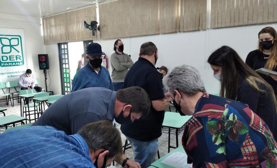 106 municípios registraram interesse em participar da doação de equipamentos e veículospesados realizada pelo Departamento de Estradas de Rodagem do Paraná (DER/PR) nestaquinta-feira (07). Ao todo foram 86 itens doados, como caminhões basculantes,motoniveladora, rolo compactador, escavadeira hidráulica, semirreboque, máquina de pinturae cavalo mecânico, entre outros, divididos em 31 lotes nas regionais do departamento. -  Curitiba, 08/10/2021  -  Foto: DER