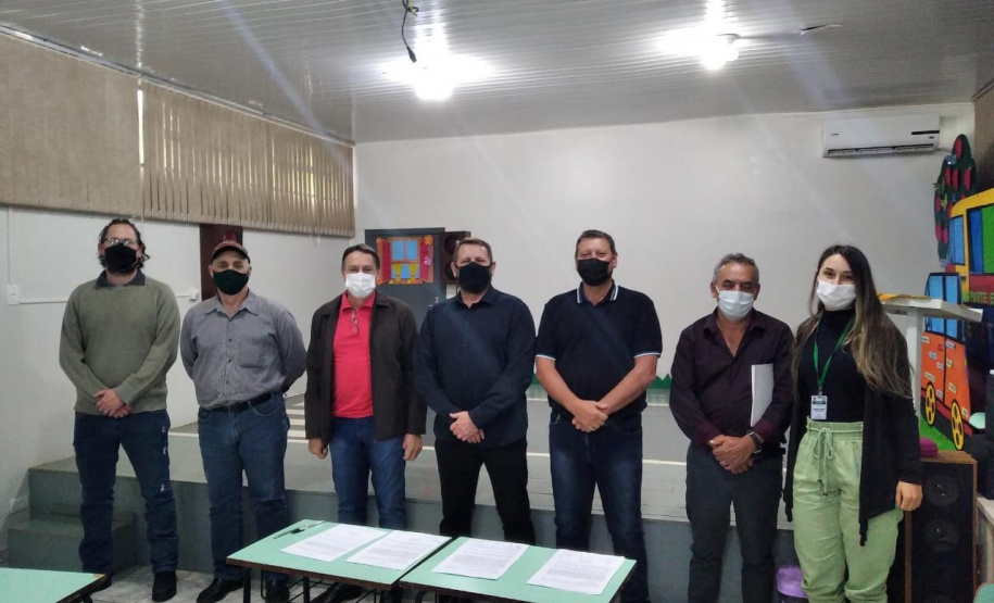 106 municípios registraram interesse em participar da doação de equipamentos e veículospesados realizada pelo Departamento de Estradas de Rodagem do Paraná (DER/PR) nestaquinta-feira (07). Ao todo foram 86 itens doados, como caminhões basculantes,motoniveladora, rolo compactador, escavadeira hidráulica, semirreboque, máquina de pinturae cavalo mecânico, entre outros, divididos em 31 lotes nas regionais do departamento. -  Curitiba, 08/10/2021  -  Foto: DER