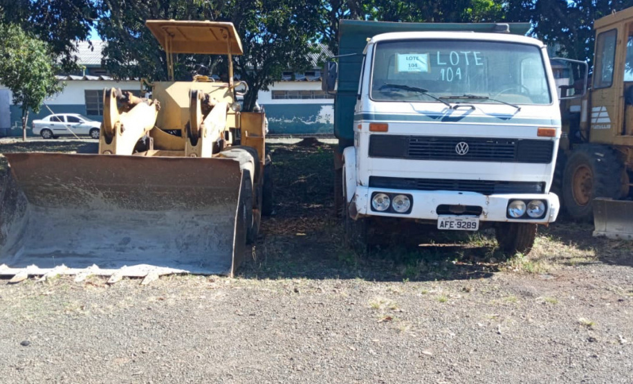 106 municípios registraram interesse em participar da doação de equipamentos e veículospesados realizada pelo Departamento de Estradas de Rodagem do Paraná (DER/PR) nestaquinta-feira (07). Ao todo foram 86 itens doados, como caminhões basculantes,motoniveladora, rolo compactador, escavadeira hidráulica, semirreboque, máquina de pinturae cavalo mecânico, entre outros, divididos em 31 lotes nas regionais do departamento. -  Curitiba, 08/10/2021  -  Foto: DER