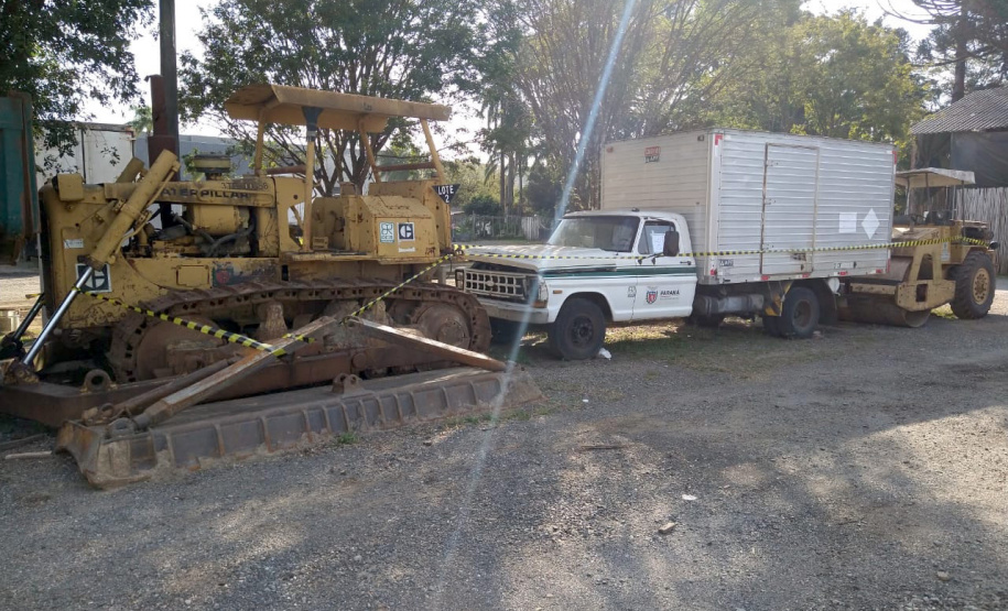 106 municípios registraram interesse em participar da doação de equipamentos e veículospesados realizada pelo Departamento de Estradas de Rodagem do Paraná (DER/PR) nestaquinta-feira (07). Ao todo foram 86 itens doados, como caminhões basculantes,motoniveladora, rolo compactador, escavadeira hidráulica, semirreboque, máquina de pinturae cavalo mecânico, entre outros, divididos em 31 lotes nas regionais do departamento. -  Curitiba, 08/10/2021  -  Foto: DER