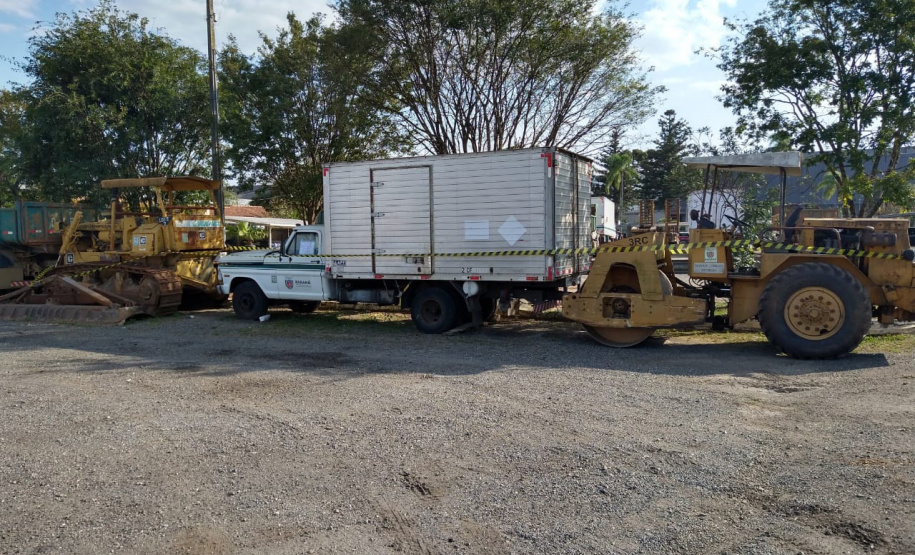 106 municípios registraram interesse em participar da doação de equipamentos e veículospesados realizada pelo Departamento de Estradas de Rodagem do Paraná (DER/PR) nestaquinta-feira (07). Ao todo foram 86 itens doados, como caminhões basculantes,motoniveladora, rolo compactador, escavadeira hidráulica, semirreboque, máquina de pinturae cavalo mecânico, entre outros, divididos em 31 lotes nas regionais do departamento. -  Curitiba, 08/10/2021  -  Foto: DER