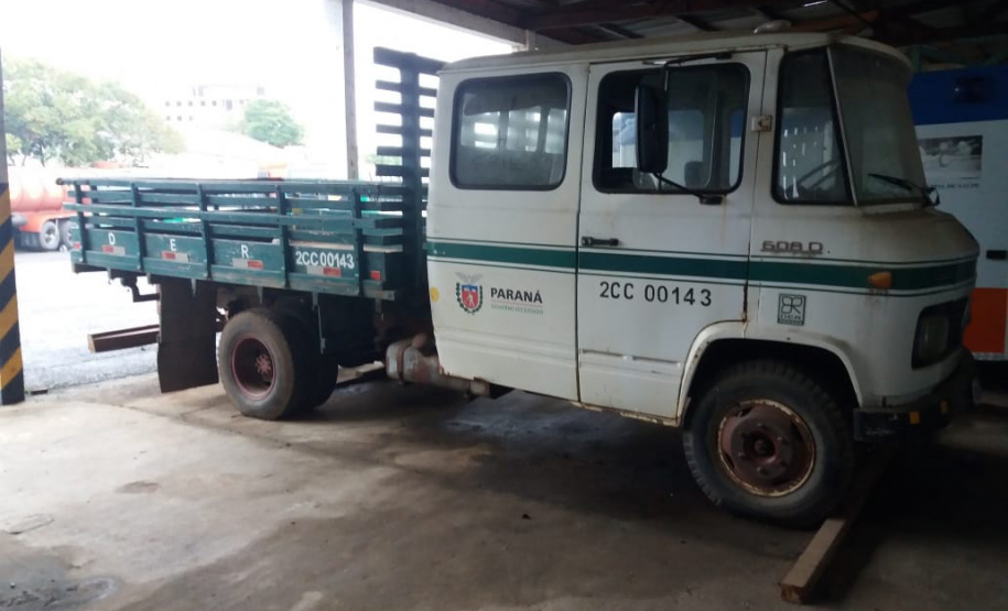 106 municípios registraram interesse em participar da doação de equipamentos e veículospesados realizada pelo Departamento de Estradas de Rodagem do Paraná (DER/PR) nestaquinta-feira (07). Ao todo foram 86 itens doados, como caminhões basculantes,motoniveladora, rolo compactador, escavadeira hidráulica, semirreboque, máquina de pinturae cavalo mecânico, entre outros, divididos em 31 lotes nas regionais do departamento. -  Curitiba, 08/10/2021  -  Foto: DER