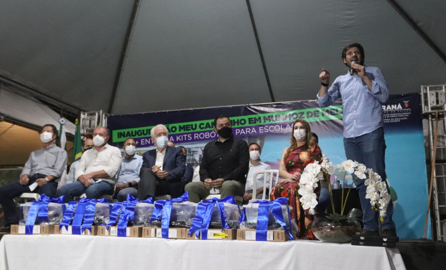 No evento de inauguração do Meu Campinho, o governador em exercício também fez o repasse de kits de robótica do Governo do Estado ao município. Foto: Gustavo Pontes/SEDU