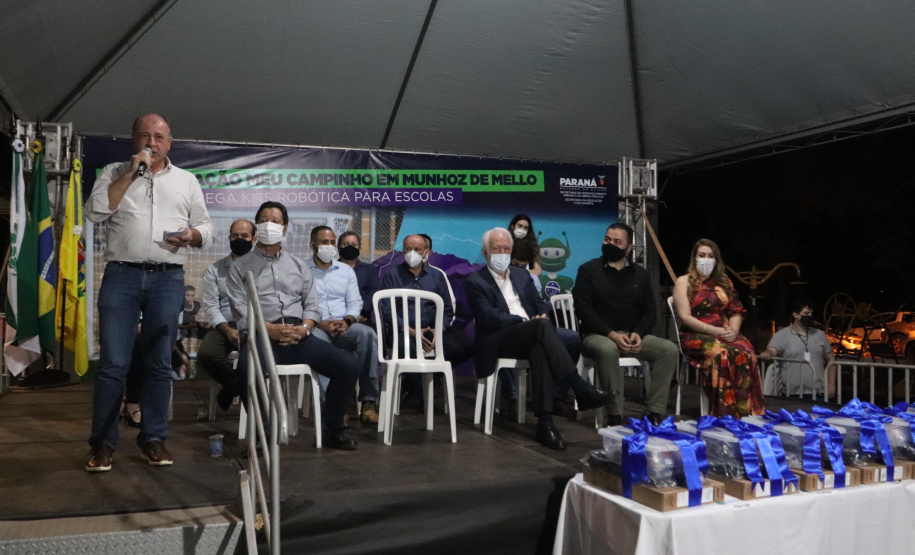 No evento de inauguração do Meu Campinho, o governador em exercício também fez o repasse de kits de robótica do Governo do Estado ao município. Foto: Gustavo Pontes/SEDU