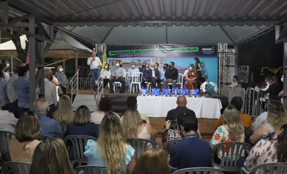 O governador em exercício Darci Piana inaugurou nesta sexta-feira (8) uma unidade do programa Meu Campinho em Munhoz de Mello, no distrito de Fernão Dias, na região Norte do Paraná. O projeto recebeu R$ 269 mil do Governo do Estado, por meio da Secretaria do Desenvolvimento Urbano e de Obras Públicas.Fotoz: Gustavo Pontes/SEDU