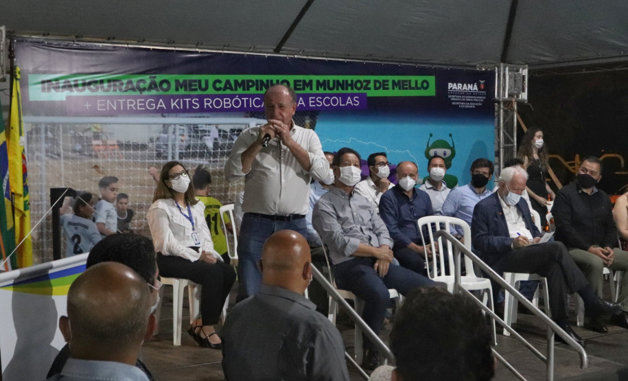 O governador em exercício Darci Piana inaugurou nesta sexta-feira (8) uma unidade do programa Meu Campinho em Munhoz de Mello, no distrito de Fernão Dias, na região Norte do Paraná. O projeto recebeu R$ 269 mil do Governo do Estado, por meio da Secretaria do Desenvolvimento Urbano e de Obras Públicas.Fotoz: Gustavo Pontes/SEDU