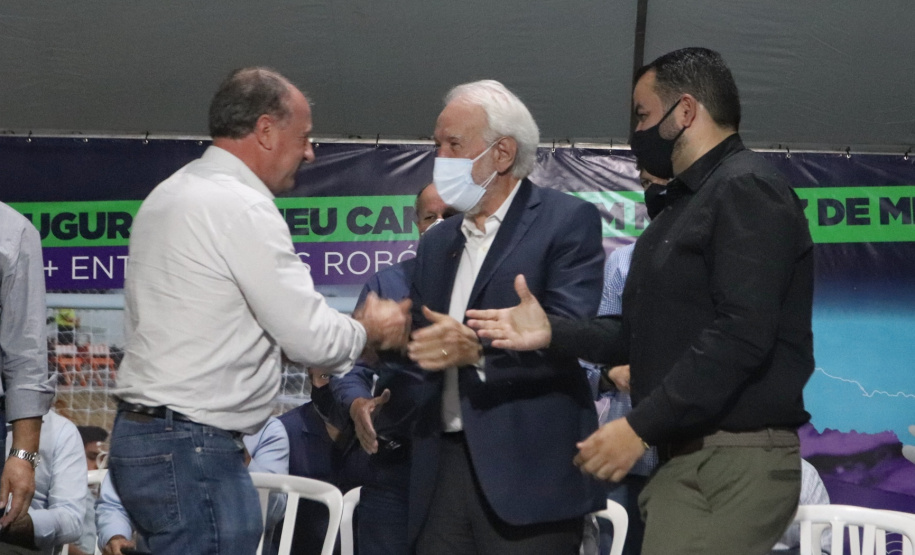 O governador em exercício Darci Piana inaugurou nesta sexta-feira (8) uma unidade do programa Meu Campinho em Munhoz de Mello, no distrito de Fernão Dias, na região Norte do Paraná. O projeto recebeu R$ 269 mil do Governo do Estado, por meio da Secretaria do Desenvolvimento Urbano e de Obras Públicas.Fotoz: Gustavo Pontes/SEDU