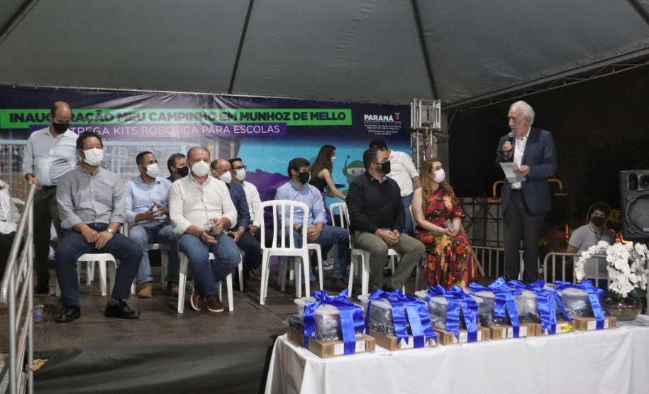 O governador em exercício Darci Piana inaugurou nesta sexta-feira (8) uma unidade do programa Meu Campinho em Munhoz de Mello, no distrito de Fernão Dias, na região Norte do Paraná. O projeto recebeu R$ 269 mil do Governo do Estado, por meio da Secretaria do Desenvolvimento Urbano e de Obras Públicas.Fotoz: Gustavo Pontes/SEDU