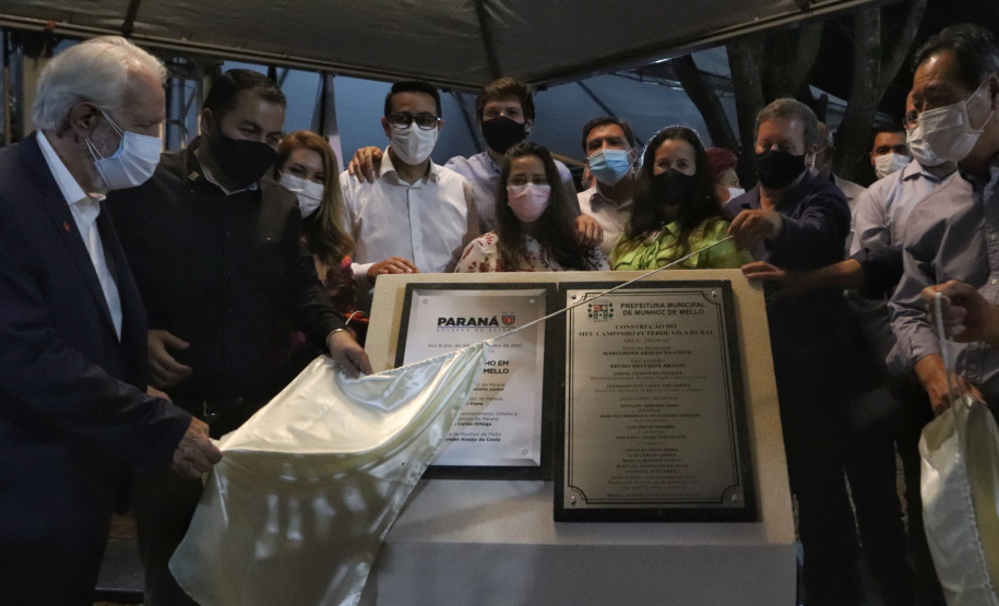 O governador em exercício Darci Piana inaugurou nesta sexta-feira (8) uma unidade do programa Meu Campinho em Munhoz de Mello, no distrito de Fernão Dias, na região Norte do Paraná. O projeto recebeu R$ 269 mil do Governo do Estado, por meio da Secretaria do Desenvolvimento Urbano e de Obras Públicas.Fotoz: Gustavo Pontes/SEDU