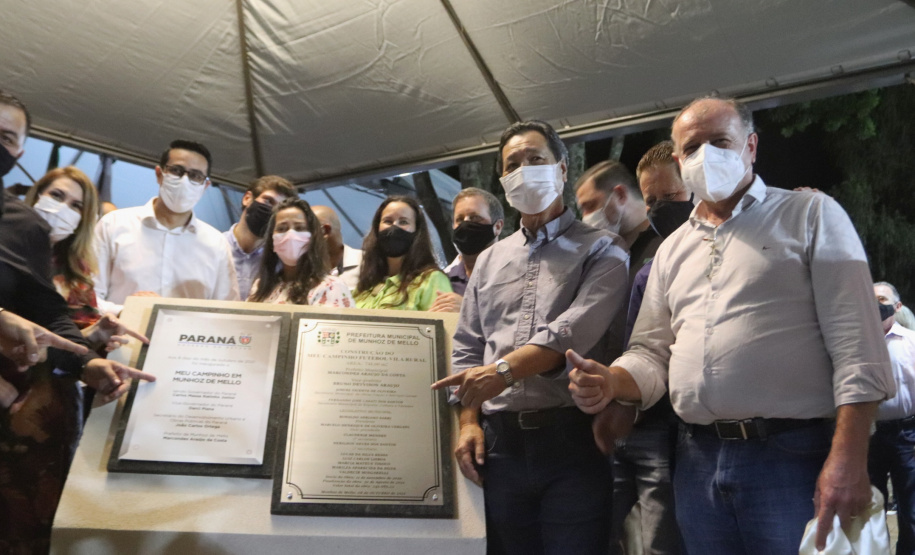 O governador em exercício Darci Piana inaugurou nesta sexta-feira (8) uma unidade do programa Meu Campinho em Munhoz de Mello, no distrito de Fernão Dias, na região Norte do Paraná. O projeto recebeu R$ 269 mil do Governo do Estado, por meio da Secretaria do Desenvolvimento Urbano e de Obras Públicas.Fotoz: Gustavo Pontes/SEDU