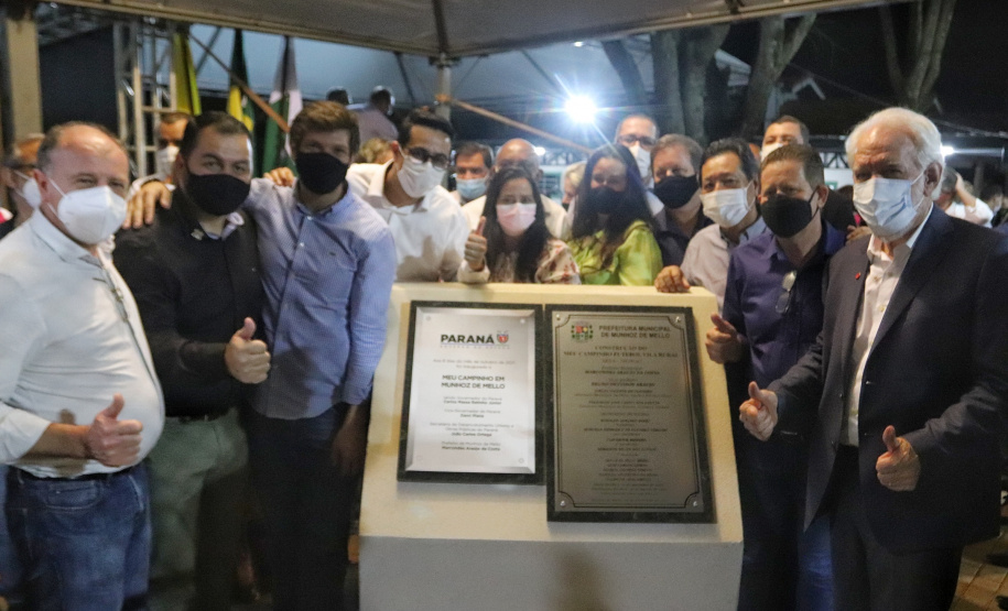 O governador em exercício Darci Piana inaugurou nesta sexta-feira (8) uma unidade do programa Meu Campinho em Munhoz de Mello, no distrito de Fernão Dias, na região Norte do Paraná. O projeto recebeu R$ 269 mil do Governo do Estado, por meio da Secretaria do Desenvolvimento Urbano e de Obras Públicas.Fotoz: Gustavo Pontes/SEDU