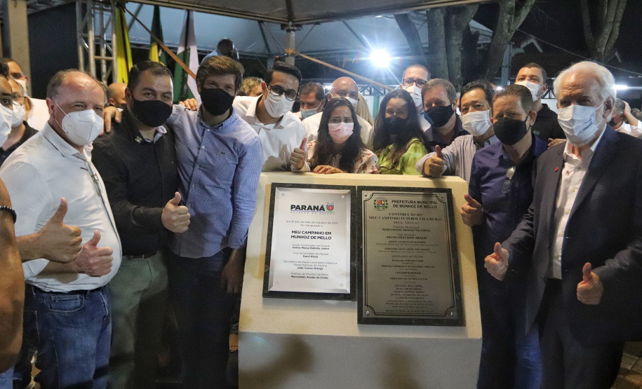 O governador em exercício Darci Piana inaugurou nesta sexta-feira (8) uma unidade do programa Meu Campinho em Munhoz de Mello, no distrito de Fernão Dias, na região Norte do Paraná. O projeto recebeu R$ 269 mil do Governo do Estado, por meio da Secretaria do Desenvolvimento Urbano e de Obras Públicas.Fotoz: Gustavo Pontes/SEDU