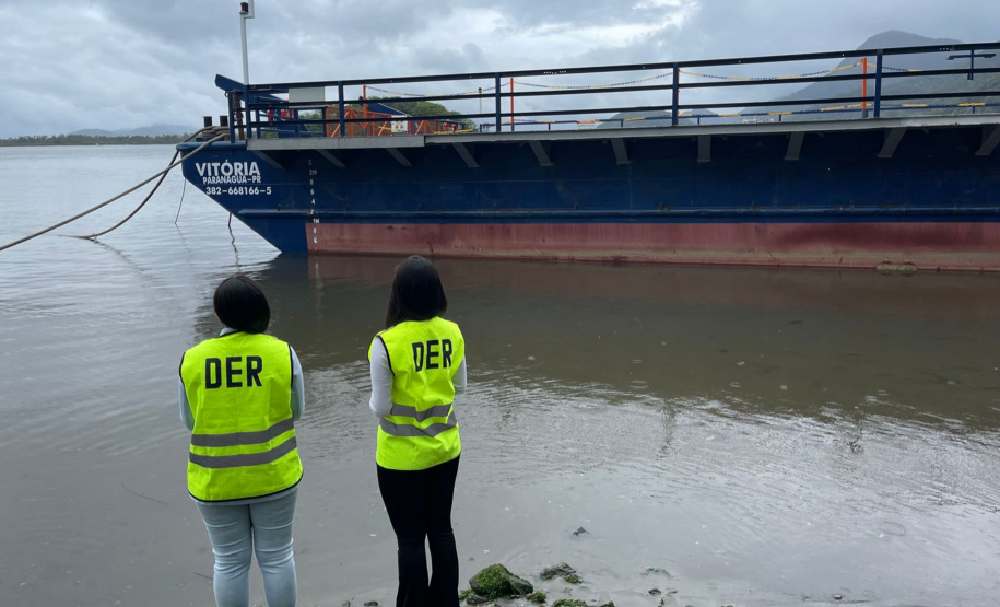 DER está fiscalizando o serviço do ferry boat de Guaratuba no feriado de 12 de
outubro. Foto:DER