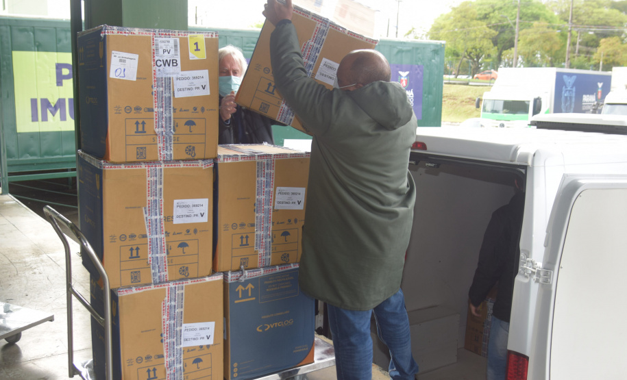 Paraná recebe mais 154.440 vacinas contra a Covid-19 nesta segunda. Foto: Américo Antonio/SESA