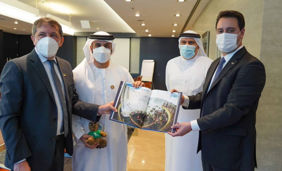 Em reunião com executivos da Emirates, Governador busca voo direto entre Paraná e Dubai. Foto: Governo do Paraná