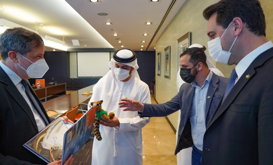 Em reunião com executivos da Emirates, Governador busca voo direto entre Paraná e Dubai. Foto: Governo do Paraná