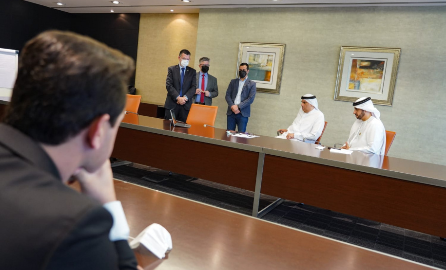 Em reunião com executivos da Emirates, Governador busca voo direto entre Paraná e Dubai. Foto: Governo do Paraná