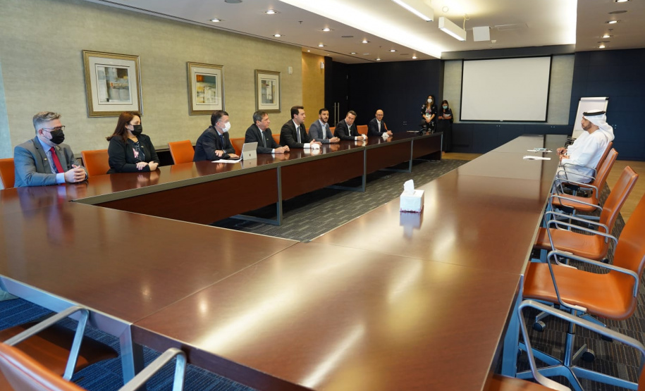 Em reunião com executivos da Emirates, Governador busca voo direto entre Paraná e Dubai. Foto: Governo do Paraná