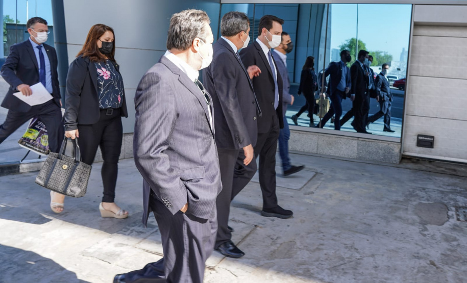 Em reunião com executivos da Emirates, Governador busca voo direto entre Paraná e Dubai. Foto: Governo do Paraná