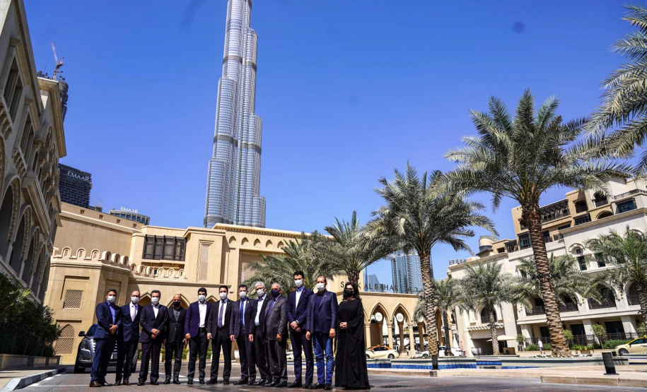 O Paraná terá um escritório fixo para a captação de investimentos e negócios internacionais em Dubai, nos Emirados Árabes Unidos. A decisão foi formalizada nesta quarta-feira (13) pelo governador Carlos Massa Ratinho Junior e o presidente da Federação das Indústrias do Estado do Paraná (Fiep), Carlos Valter - Dubai, 13/10/2021 - Foto: Governo do Paraná