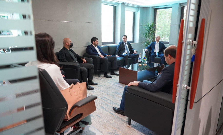 O Paraná terá um escritório fixo para a captação de investimentos e negócios internacionais em Dubai, nos Emirados Árabes Unidos. A decisão foi formalizada nesta quarta-feira (13) pelo governador Carlos Massa Ratinho Junior e o presidente da Federação das Indústrias do Estado do Paraná (Fiep), Carlos Valter - Dubai, 13/10/2021 - Foto: Governo do Paraná