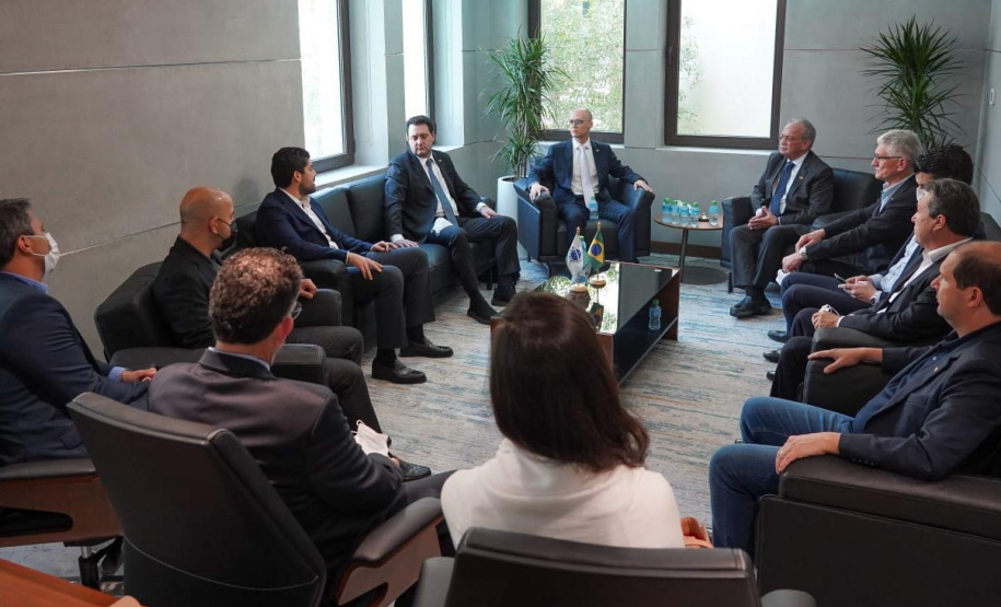 O Paraná terá um escritório fixo para a captação de investimentos e negócios internacionais em Dubai, nos Emirados Árabes Unidos. A decisão foi formalizada nesta quarta-feira (13) pelo governador Carlos Massa Ratinho Junior e o presidente da Federação das Indústrias do Estado do Paraná (Fiep), Carlos Valter - Dubai, 13/10/2021 - Foto: Governo do Paraná