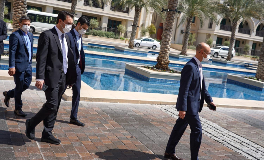 O Paraná terá um escritório fixo para a captação de investimentos e negócios internacionais em Dubai, nos Emirados Árabes Unidos. A decisão foi formalizada nesta quarta-feira (13) pelo governador Carlos Massa Ratinho Junior e o presidente da Federação das Indústrias do Estado do Paraná (Fiep), Carlos Valter - Dubai, 13/10/2021 - Foto: Governo do Paraná